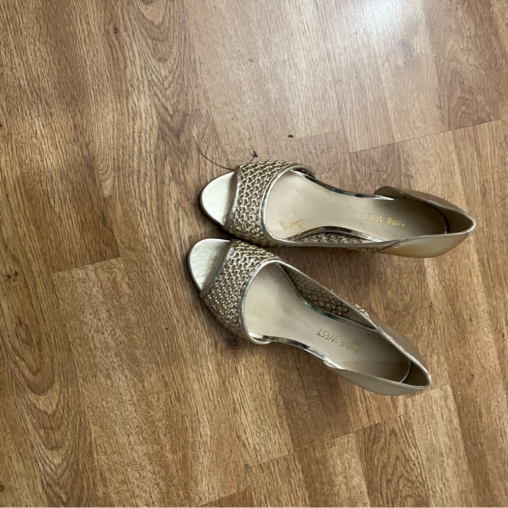 Size 8.5 gold weave Nine West pumps